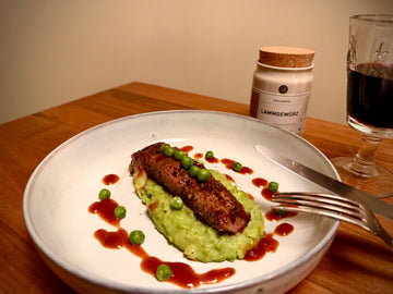Lammfilet in Gewürzkruste auf Erbsenpüree